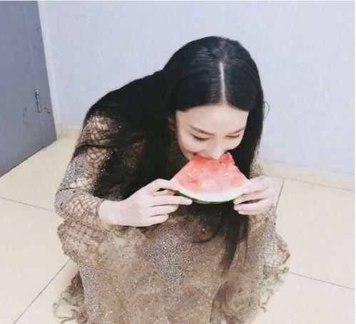 娱乐吃瓜酱白衣服,娱乐吃瓜酱带你揭秘娱乐圈幕后风云